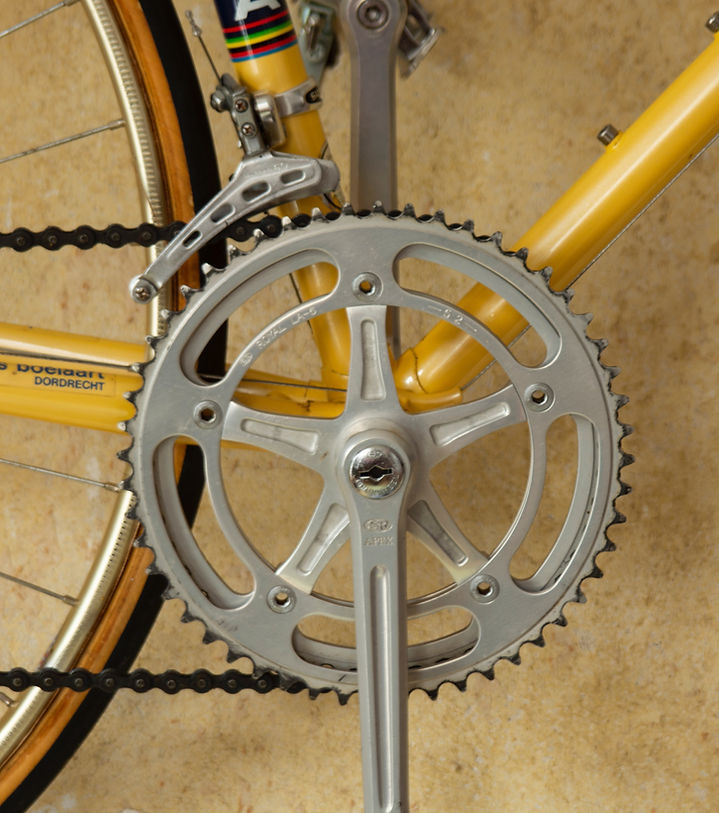 Gelbes Fahrrad Detail mit Kette und Zahnrad, Fahrradschaltung, Nahaufnahme, Vagabundo