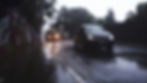 雨の日の道路と車