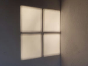 Reflet lumineux sur un mur blanc, symbole d’espoir et de respiration dans l’univers hospitalier