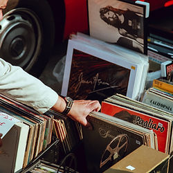 Un coin de rêve pour les amateurs de vinyles, avec des disques vinyles vintage soigneusement alignés dans une brocante jurassienne.