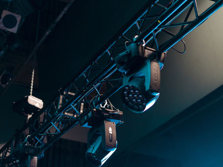 How long in advance do you need to book lighting equipment? What does the rental lighting equipment include? FATI PRODUCTION will answer your questions one by one.