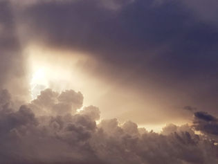 あらしのあとの雲の間に