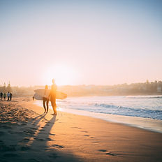 surfer sur la plage en australie