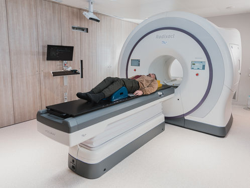 Persoon die in MRI scanner ligt voor onderzoek
