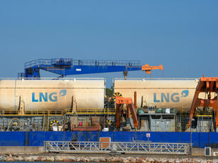 LNG export terminal storage tanks and loading infrastructure