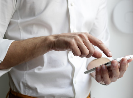 Prise de contact avec ALFA Investigations par téléphone – Détective privé Nantes Vendée