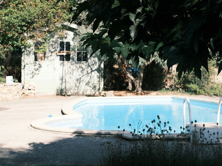 Piscine avec une terrasse