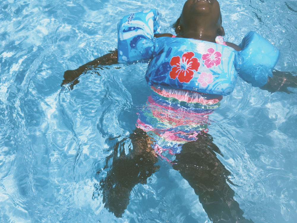 How Flotation Devices Hinder Your Child's Swimming Progression