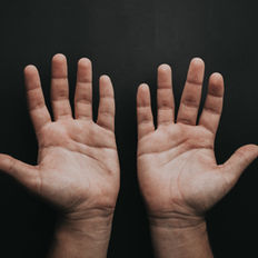 Des mains ouvertes vers le ciel