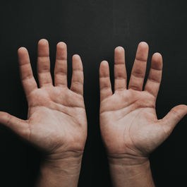 Des mains ouvertes vers le ciel