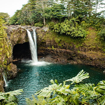 Waipi‘o Valley Lookout on the Big Island of Hawai‘i featuring dramatic emerald cliffs, lush tropical valleys, waterfalls, and black sand coastline along the scenic Hamakua Coast. Known as the “Valley of the Kings,” this breathtaking panoramic viewpoint offers one of the most iconic landscapes in Hawai‘i. Visitors can admire the untouched beauty of Waipi‘o Valley while experiencing the rich cultural history and natural wonders of the Big Island during scenic Hawai‘i island tours and nature adventures.