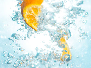 wasser sprudel das aus wasserspender kommt