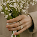 Hand mit Brautstrauß