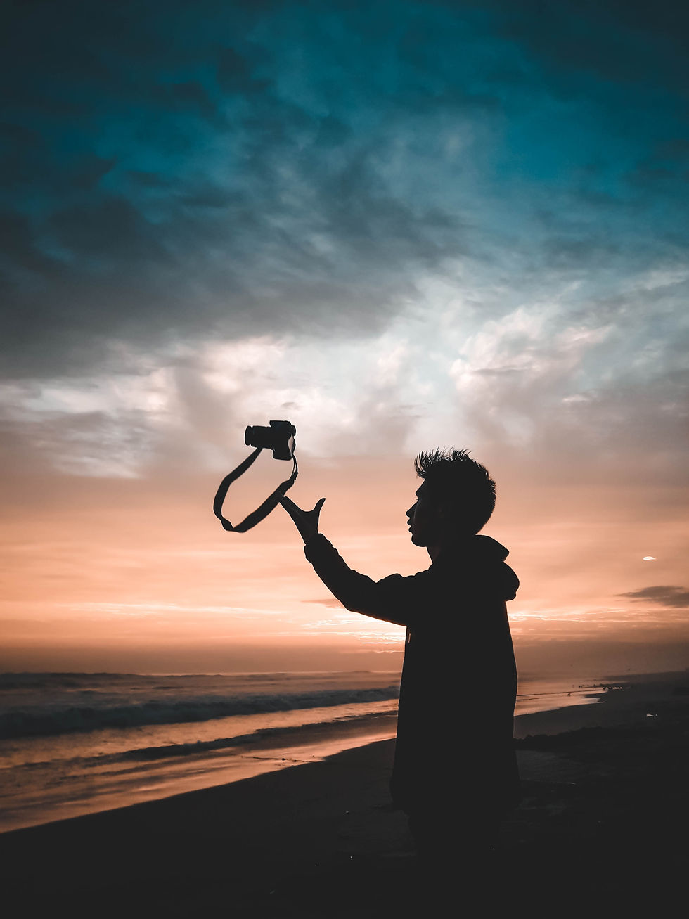 Fotoğrafçı, fotoğraf makinesini havaya fırlatıyor.