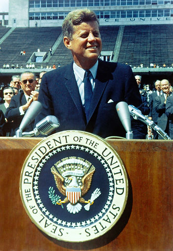Imagen del presidente Kennedy dando discurso