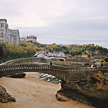 Distillerie Ura Spirits face à l'océan Atlantique à Biarritz, spiritueux artisanaux premium français