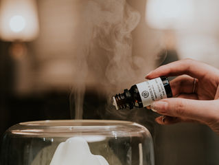 4月、リビングでくつろぐ50代女性。精油を芳香させながら。