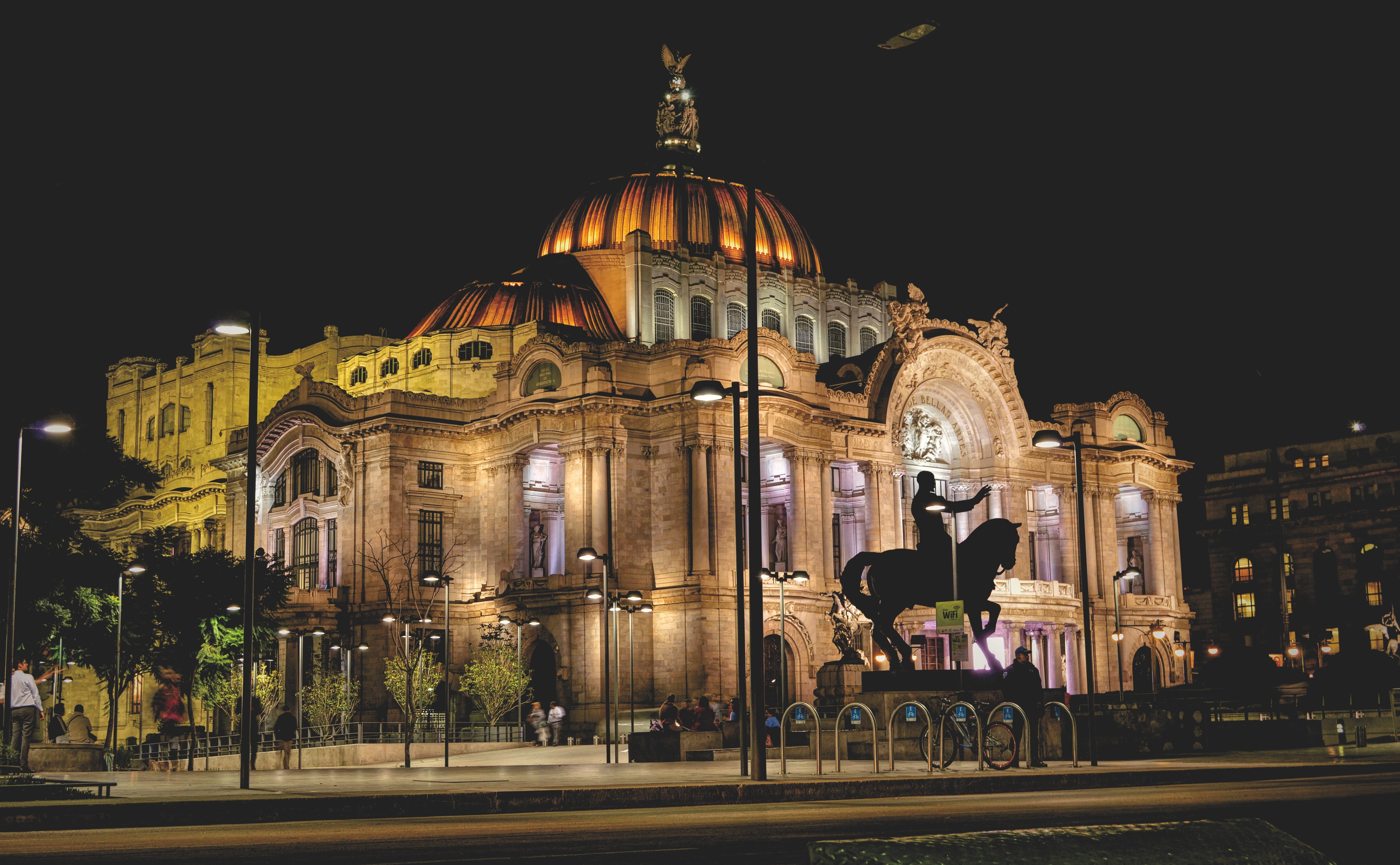 Exposición "Curiosidades del Palacio" en Ciudad de México rescata historia cultural de un ícono arquitectónico