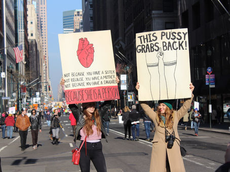 Frauen bei einer Demonstration: This Pussy grabs back!