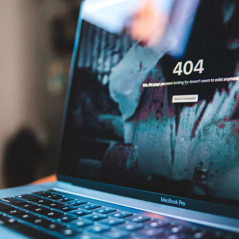 Uma pessoa usando o computador mas com um erro 404 na tela