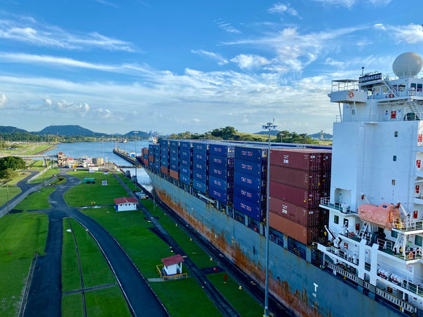 Nave portacontainer in transito nel Canale di Panama.