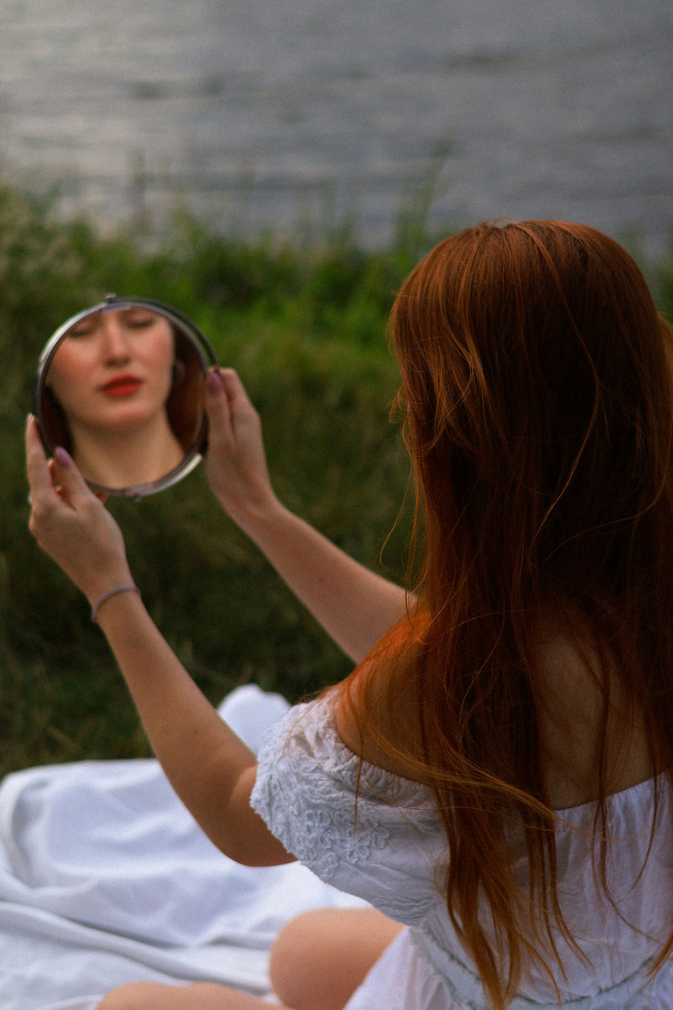 femme qui se regarde dans un mirroir