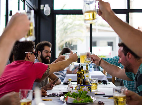 Collègues buvant une bière lors d'une team building