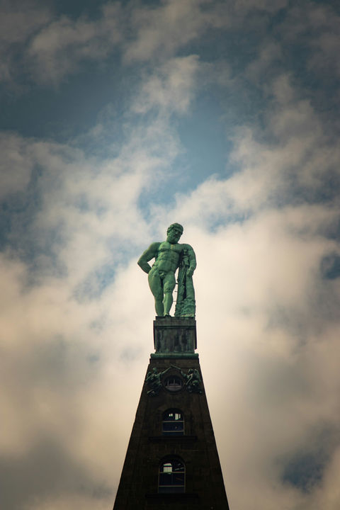 Statue vor bewölktem Himmel