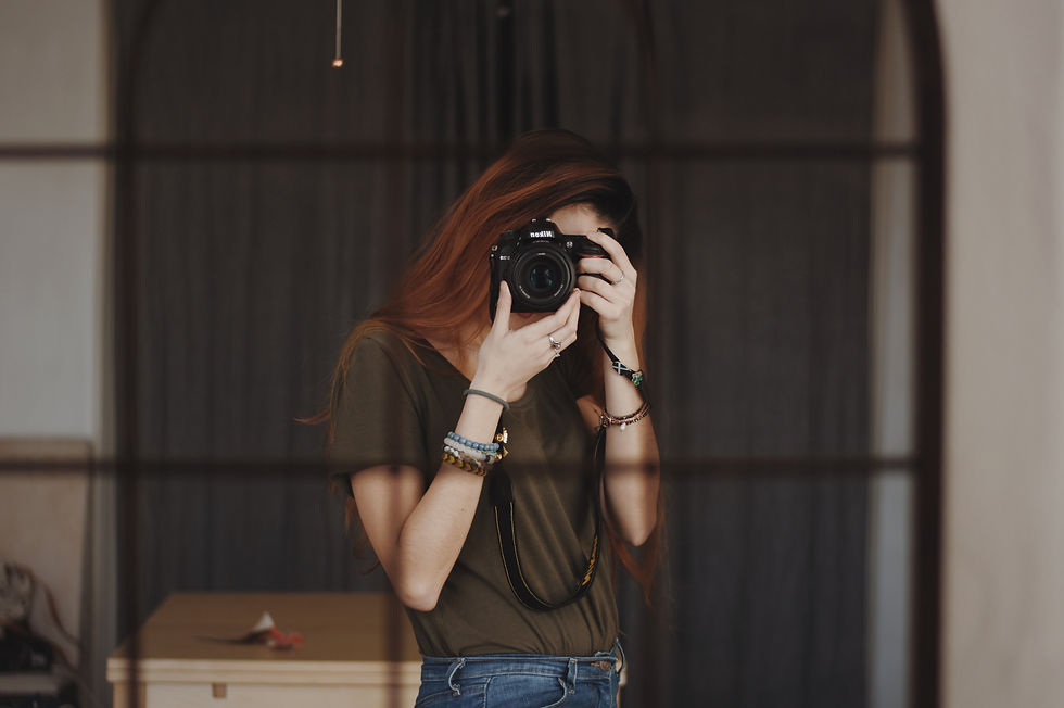 Profesyonel fotoğrafçı, aynadan kendi fotoğrafını çekiyor.