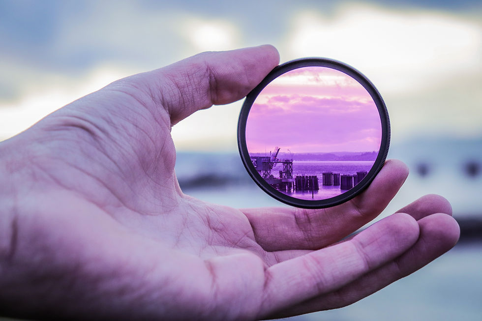 Fotoğrafçı elinde tuttuğu lens sayesinde uzak yeri yakından gösteriyor.