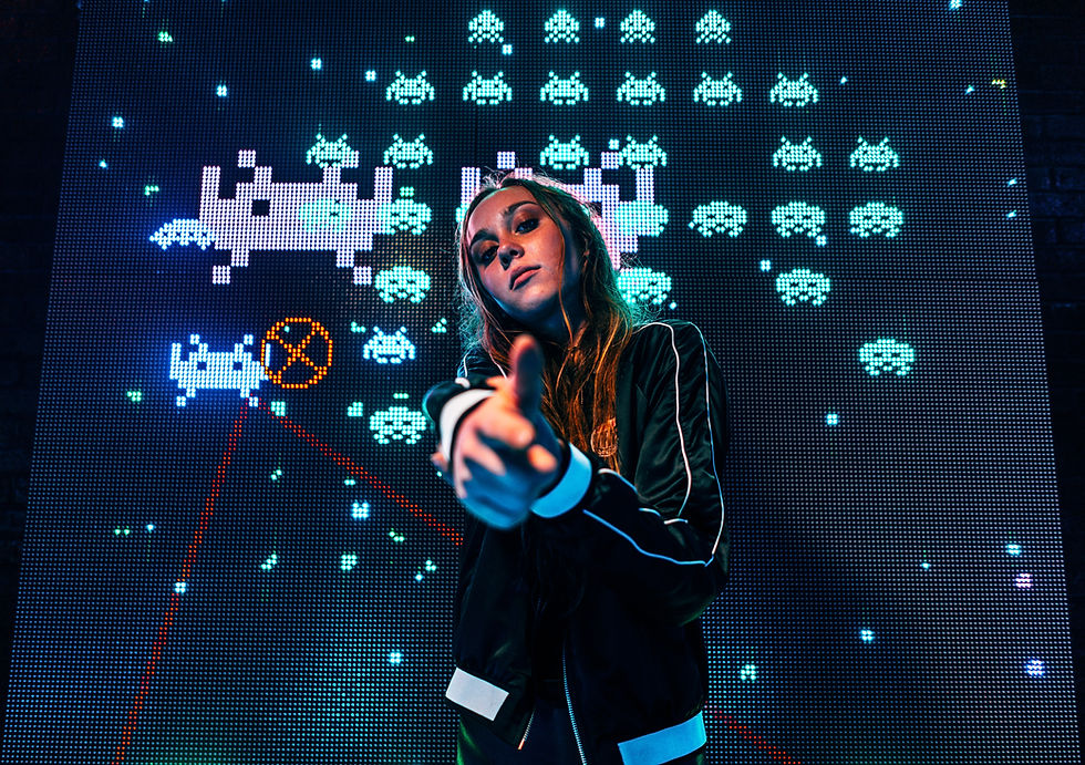 Chica gamer con fondo de videojuego