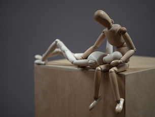 Dois bonecos cuidando um do outro.