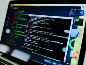 Ataques expõem riscos na cadeia de tecnologia do sistema financeiro e acelera debate sobre segurança nativa em soluções digitais