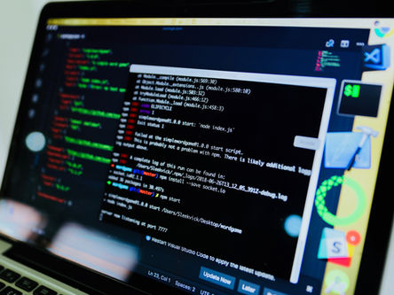 Ataques expõem riscos na cadeia de tecnologia do sistema financeiro e acelera debate sobre segurança nativa em soluções digitais