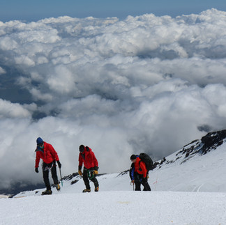 Everest'in Değişen Yüzü: 100 Yıllık Keşiflerden Günümüz Turizmine ve İklim Krizinin Etkilerine