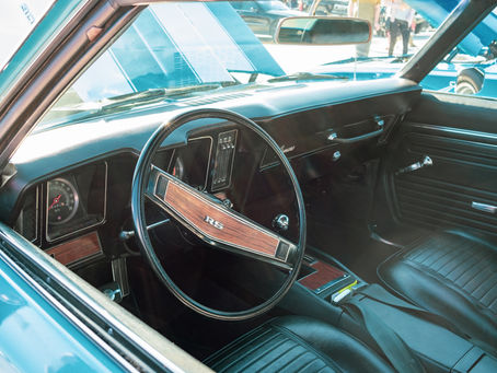 Innenraum eines alten amerikanischen Autos, sehr gepflegt.