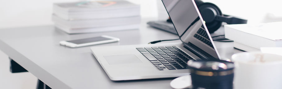 picture o a computer and lenses on the table