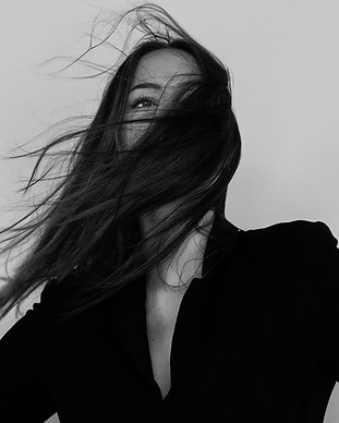 Portrait en noir et blanc d’une créatrice – Bureau de style, styliste et modéliste textile
