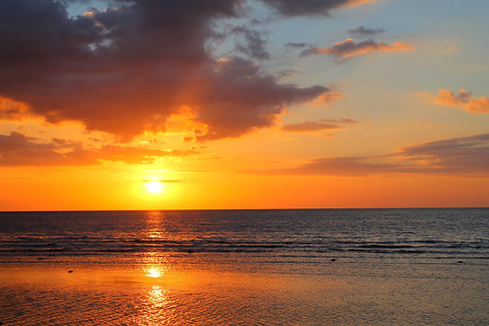 Stunning colors during a sun set on the ocean - Melissa Cassar