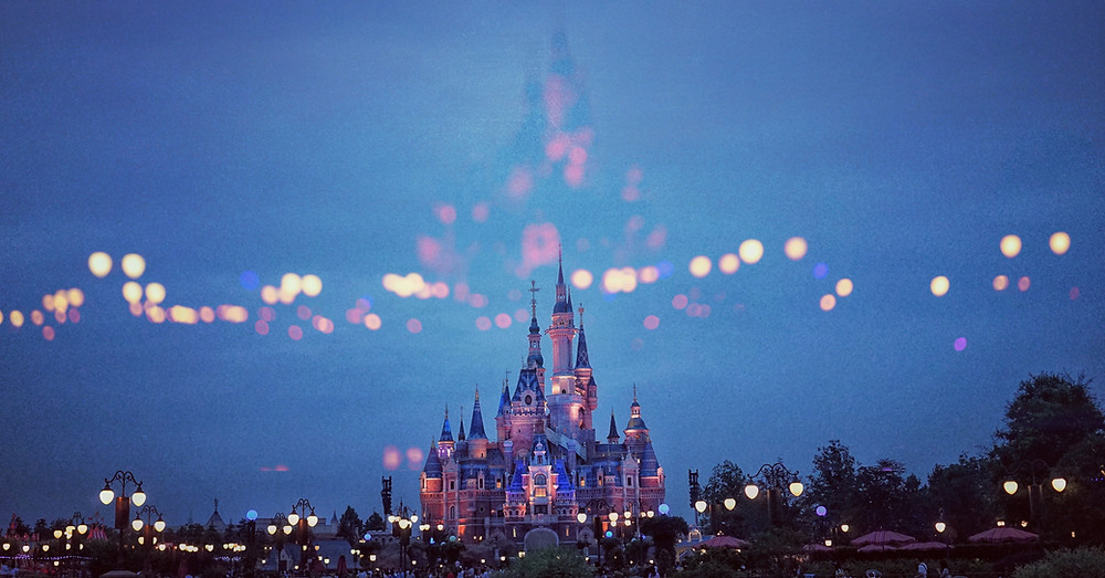 米ディズニー 従業員10万人超の給与支払いを停止へ 新型ウイルスの影響