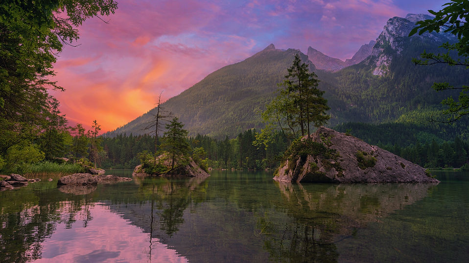 Image by Johannes Plenio. Landschaft mit Wald und Sonnenuntergang