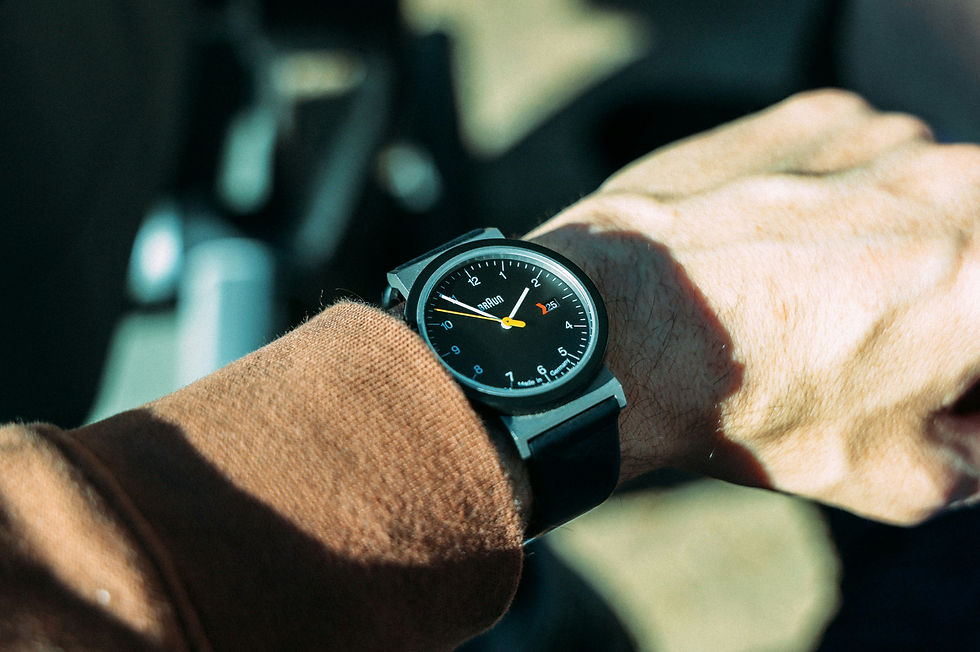 Ein Handgelänk mit der Braun-Uhr von Dieter Rams