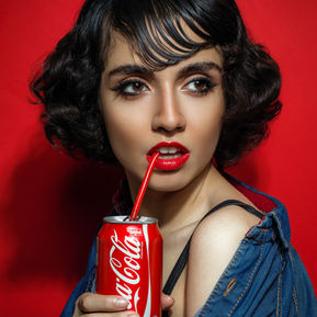 Coca-Cola no cabelo: moda curiosa, efeito real — e os limites que quase ninguém comenta
