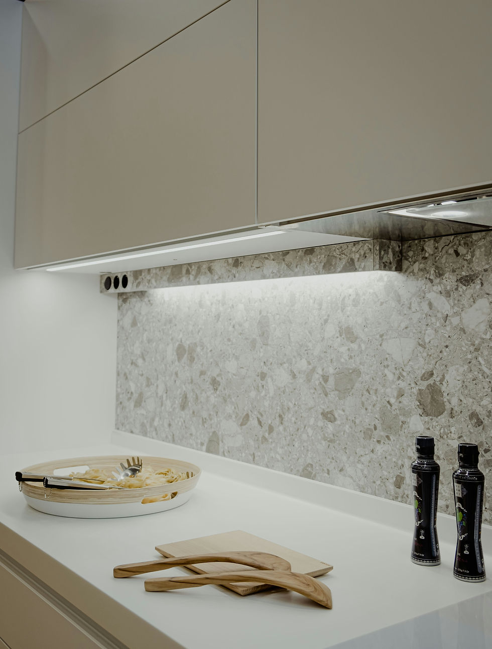 Cucina moderna rinnovata con nuove finiture senza demolire le vecchie piastrelle.