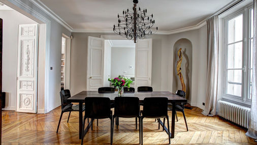 What does an interior designer do?