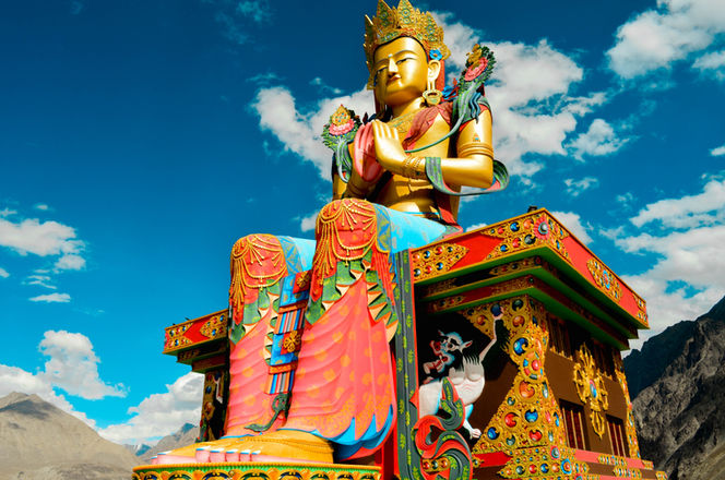 Grande statua del Buddha in Ladakh nella Nubra Valley con montagne e cielo azzurro
