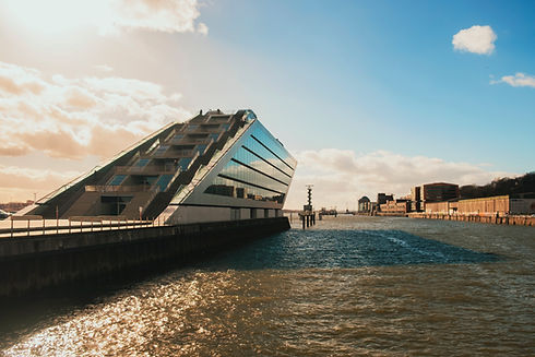 Stimmungsbild eines Gebäude an der Elbe in Hamburg