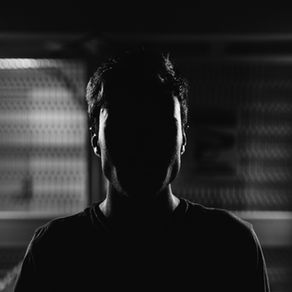 من الشاهد؟ 
