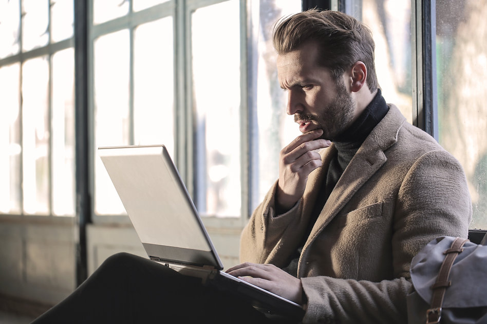 consulente assicurativo finanziario che pianifica investimento assicuratico e coperture assicurative