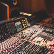 Tonstudio-Szene als Symbol für die professionelle Studioaufnahme eines individuellen Hochzeitssongs.